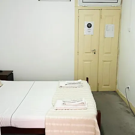 São Lázaro Bhuiyan Family Host Lisbona