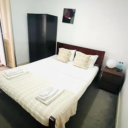 São Lázaro Bhuiyan Family Host Lisbona