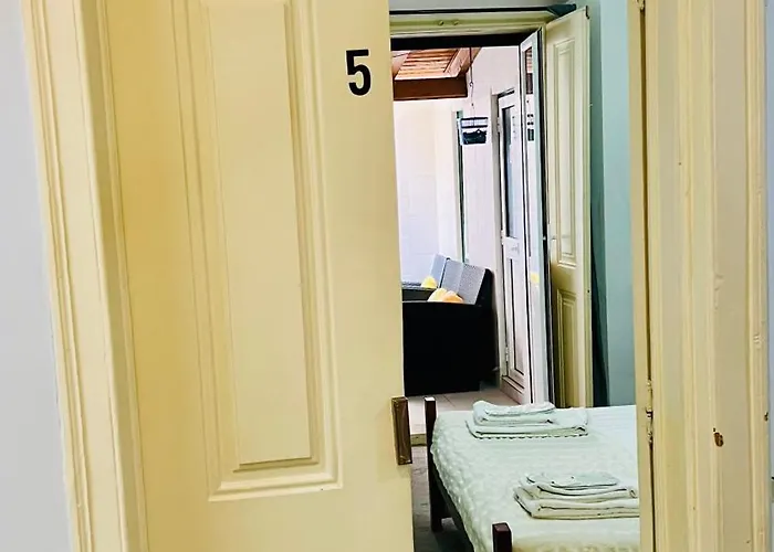 Sao Lazaro Bhuiyan Family Host Guest house